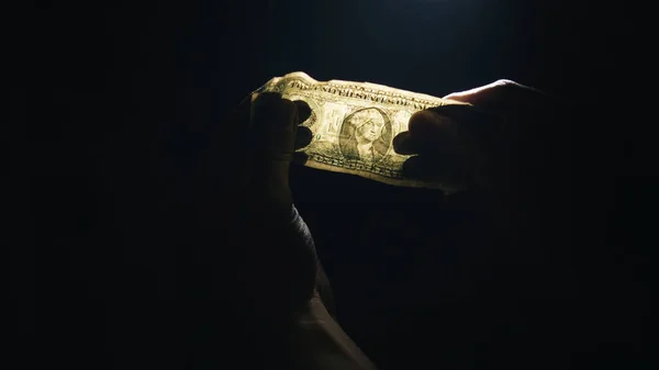 Adam bir dolar karanlığa, yoksulluğa, işsizliğe ve küresel krize ışık tutuyor