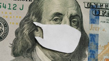 Maske üzerine dolar banknotları Benjamin Franklin - Coronovirüs enfeksiyonu, salgın covid-19 kaynaklı küresel kriz kavramı