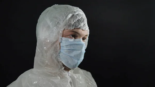 Втомлений пітливий лікар знімає костюм і маскує глибокі видихи і закриває очі в кінці робочого дня в боротьбі з коронавірусом в лікарні — стокове фото