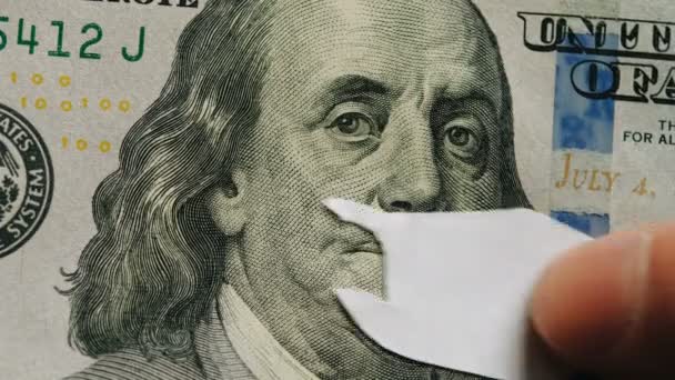 Maske üzerine dolar banknotları Benjamin Franklin - Coronovirüs enfeksiyonu, salgın covid-19 kaynaklı küresel kriz kavramı — Stok video