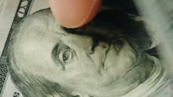Adam 100 dolarlık banknotları, küresel ekonomik kriz koronovirüsünü işsizlik olarak görüyor — Stok video