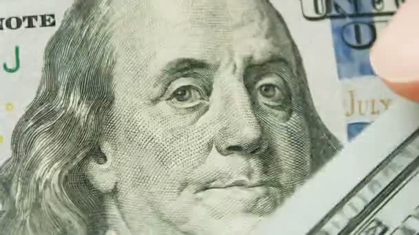 Homem conta EUA notas de 100 dólares benjamin franklin close-up, contando finanças, crise econômica global infecção coronovírus — Vídeo de Stock