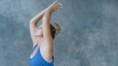 Stüdyoda egzersiz yapan kadın yoga eğitmeni Surya Namaskar Stüdyoda, kamera hareketi