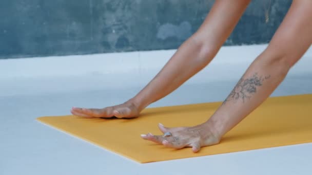 Estiramiento de pies a cabeza en la chica del estudio haciendo yoga, primer plano — Vídeo de stock