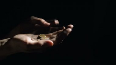 konsept yoksulluk, işsizlik ve kriz. Kirli elli dilenci evsiz adam avroya yakın para sayıyor.