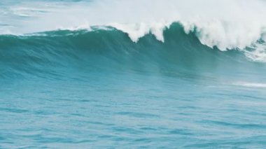 Atlantik Okyanusu 'ndaki dev dalgalar yüksek hızda ve ağır çekimde yükselir.