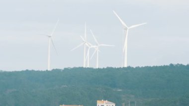 Portekiz 'deki Naziler bulutlu havada okyanus kıyısındaki dağlarda rüzgâr tarlası