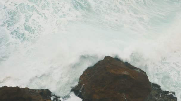 Grande onda varrendo sobre uma pedra câmera lenta — Vídeo de Stock