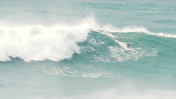 Dalgıç kıyafetli ve can yeleği giyen sörfçü Portekiz 'de dev dalgalarda eğitici ve ağır çekimde yuvarlanıyor. — Stok video