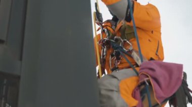 Yüksek irtifa işi Endüstriyel tırmanışçı cam ve ağır çekimde pencereyi yıkıyor