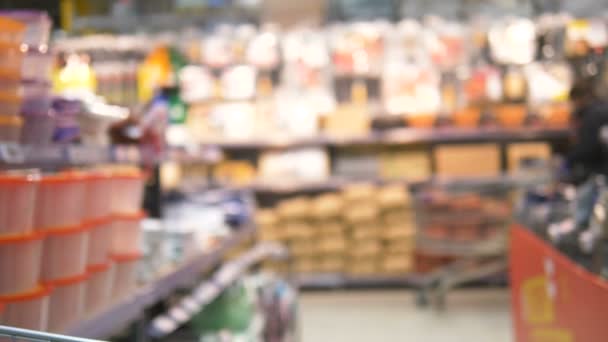 Közeli elhaladó kocsi lány gumikesztyűs tekercs élelmiszer bevásárlókocsi a szupermarketben, védelem a koronavírus — Stock videók