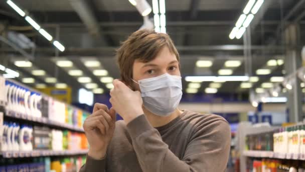 Violación de las reglas de protección coronavirus en lugar público, el hombre se quitó la máscara y la cara arañada con las manos desnudas en el supermercado — Vídeo de stock