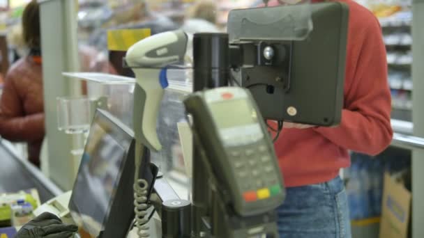 여자들은 슈퍼마켓 계산대에서 고무 장갑을 끼고 현금을 지불 한다. 코로나 바이러스로부터의 보호. — 비디오