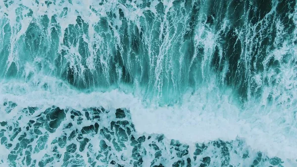 Poderosas olas oceánicas se mueven sobre una superficie turquesa ilimitada — Foto de Stock