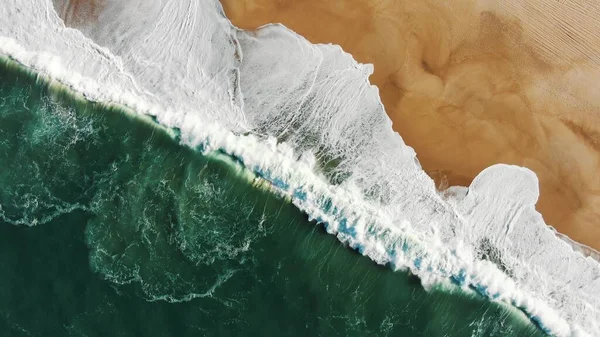 Atraente vista superior do mar turquesa praia de areia de lavagem — Fotografia de Stock