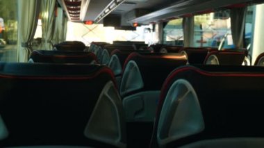 Yolcuları olmayan boş otobüs, karantina koronavirüs salgını ekonomik kriz