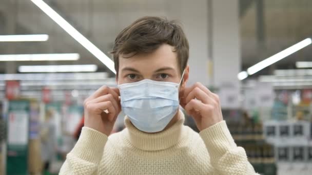 Man in een supermarkt opgelucht om het medische masker af te doen. De coronaviruspandemie is voorbij. Het leven is prachtig.. — Stockvideo