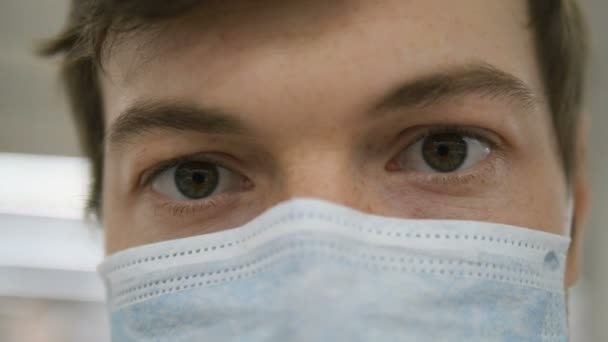 Médico em máscara médica olha para a câmera extremamente close-up, pandemia covid-19 — Vídeo de Stock