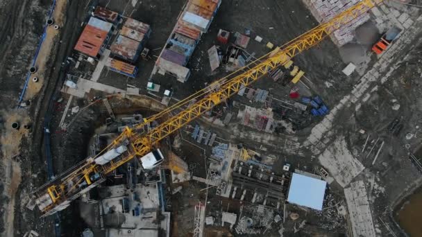 Vista superior del sitio de construcción, la cámara muestra una visión general de los trabajos de construcción — Vídeo de stock