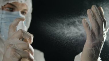 Adam sıçrama spreyine tıklayarak sıçrıyor, doktor kıyafetli doktor antiseptik saplarına tıklayarak eldivenlere sarılıyor.