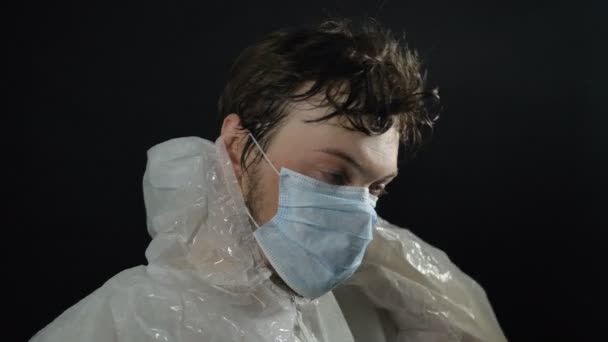 Stanco medico sudorazione toglie tuta e maschera prende espirazioni profonde e chiude gli occhi alla fine della giornata lavorativa nella lotta contro il coronavirus in ospedale — Video Stock