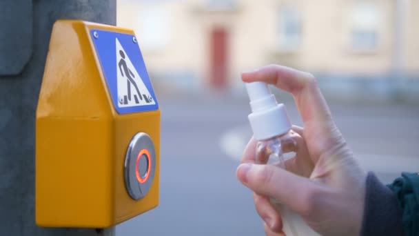 Infeksi coronavirus di jalan, gadis mendisinfeksi tombol antiseptik pada lampu lalu lintas dan menekan jari close-up — Stok Video