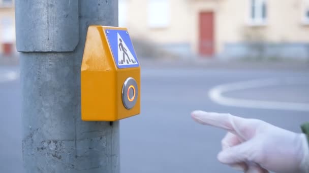 Рука об руку нажимает кнопку пешеходного перехода на светофоре крупным планом, защита от коронавируса карантина самоизоляции — стоковое видео