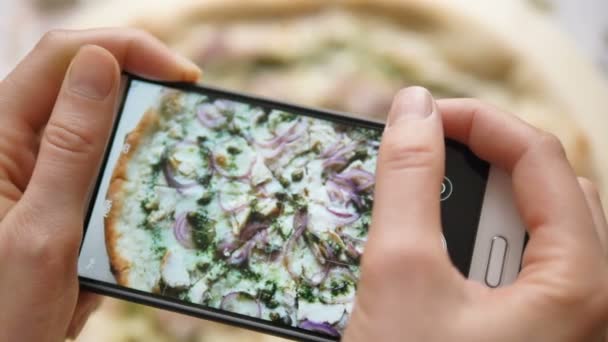 Dívka brát čerstvou pizzu na smartphone — Stock video