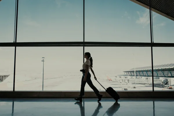 Mujer Aeropuerto Caminando Con Maleta — Foto de Stock