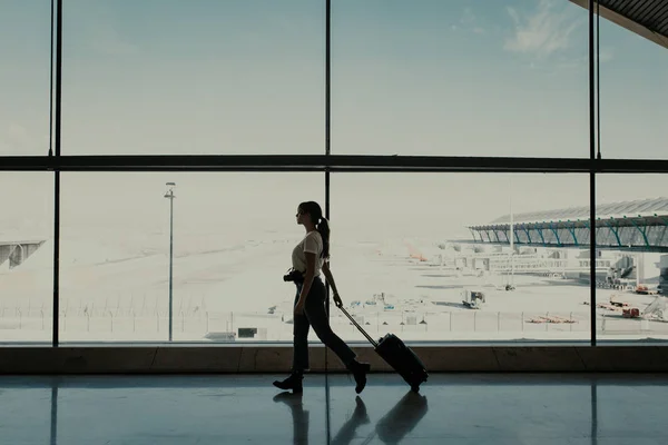 Woman Airport Walking Suitcase — Stock Photo, Image