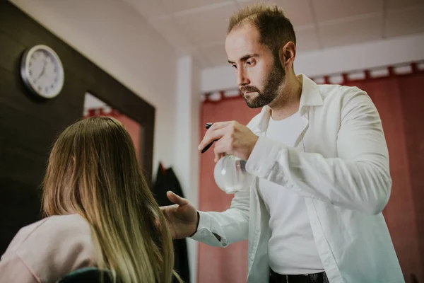 Mulher Bonita Nova Que Tem Seu Cabelo Cortado Cabeleireiro — Fotografia de Stock