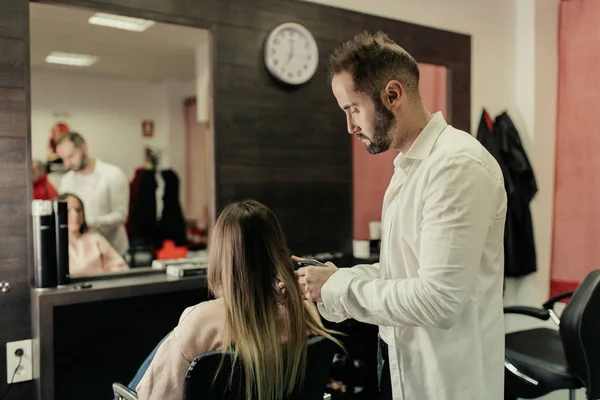 Young Beautiful Woman Having Her Hair Cut Hairdresser — Stock Photo, Image