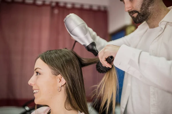 Jovem Mulher Recebe Novo Penteado Cabeleireiro Salão Beleza — Fotografia de Stock