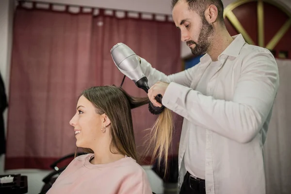 Jovem Mulher Recebe Novo Penteado Cabeleireiro Salão Beleza — Fotografia de Stock