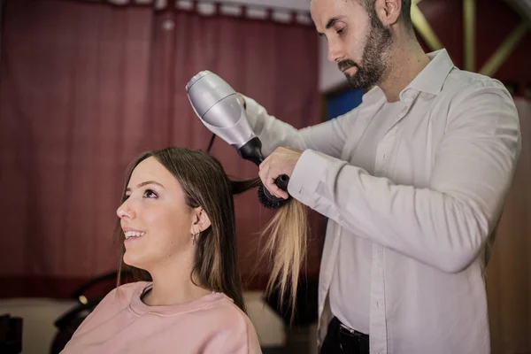 Jovem Mulher Recebe Novo Penteado Cabeleireiro Salão Beleza — Fotografia de Stock