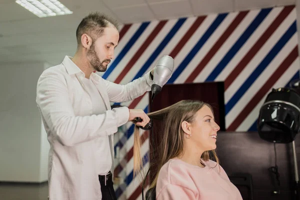 Jovem Mulher Recebe Novo Penteado Cabeleireiro Salão Beleza — Fotografia de Stock