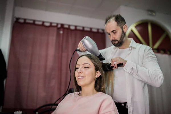 Młoda Kobieta Dostaje Nowe Fryzury Fryzjerka Salon Piękności — Zdjęcie stockowe