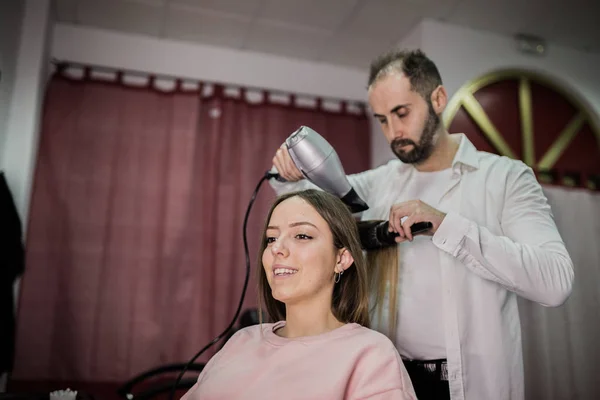 Jovem Mulher Recebe Novo Penteado Cabeleireiro Salão Beleza — Fotografia de Stock