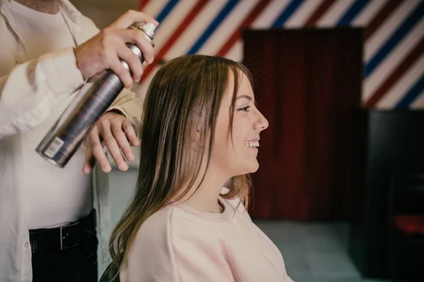 Jovem Mulher Recebe Novo Penteado Cabeleireiro Salão Beleza — Fotografia de Stock