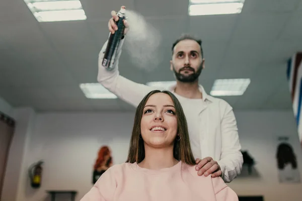 Jovem Mulher Recebe Novo Penteado Cabeleireiro Salão Beleza — Fotografia de Stock