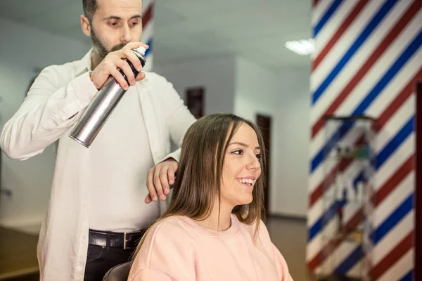 Jovem Mulher Recebe Novo Penteado Cabeleireiro Salão Beleza — Fotografia de Stock