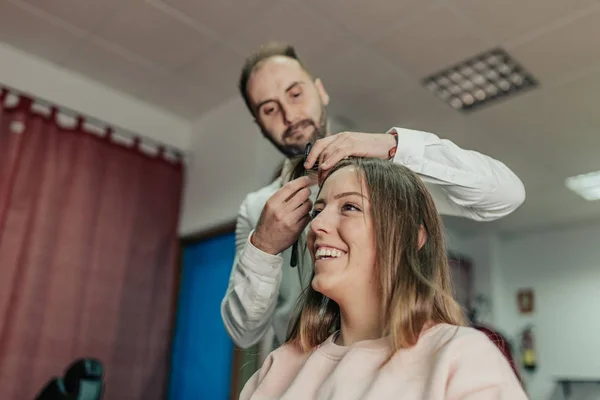 Młoda Kobieta Dostaje Nowe Fryzury Fryzjerka Salon Piękności — Zdjęcie stockowe