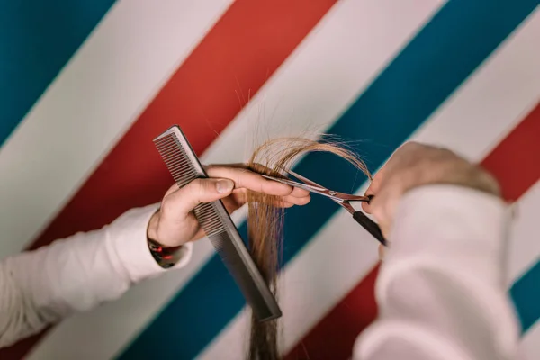 Młoda Kobieta Włosy Fryzjera Minimalistyczny Zbliżenie — Zdjęcie stockowe