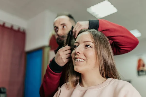 Jovem Mulher Recebe Novo Penteado Cabeleireiro Salão Beleza — Fotografia de Stock