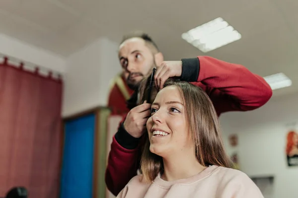 Jovem Mulher Recebe Novo Penteado Cabeleireiro Salão Beleza — Fotografia de Stock