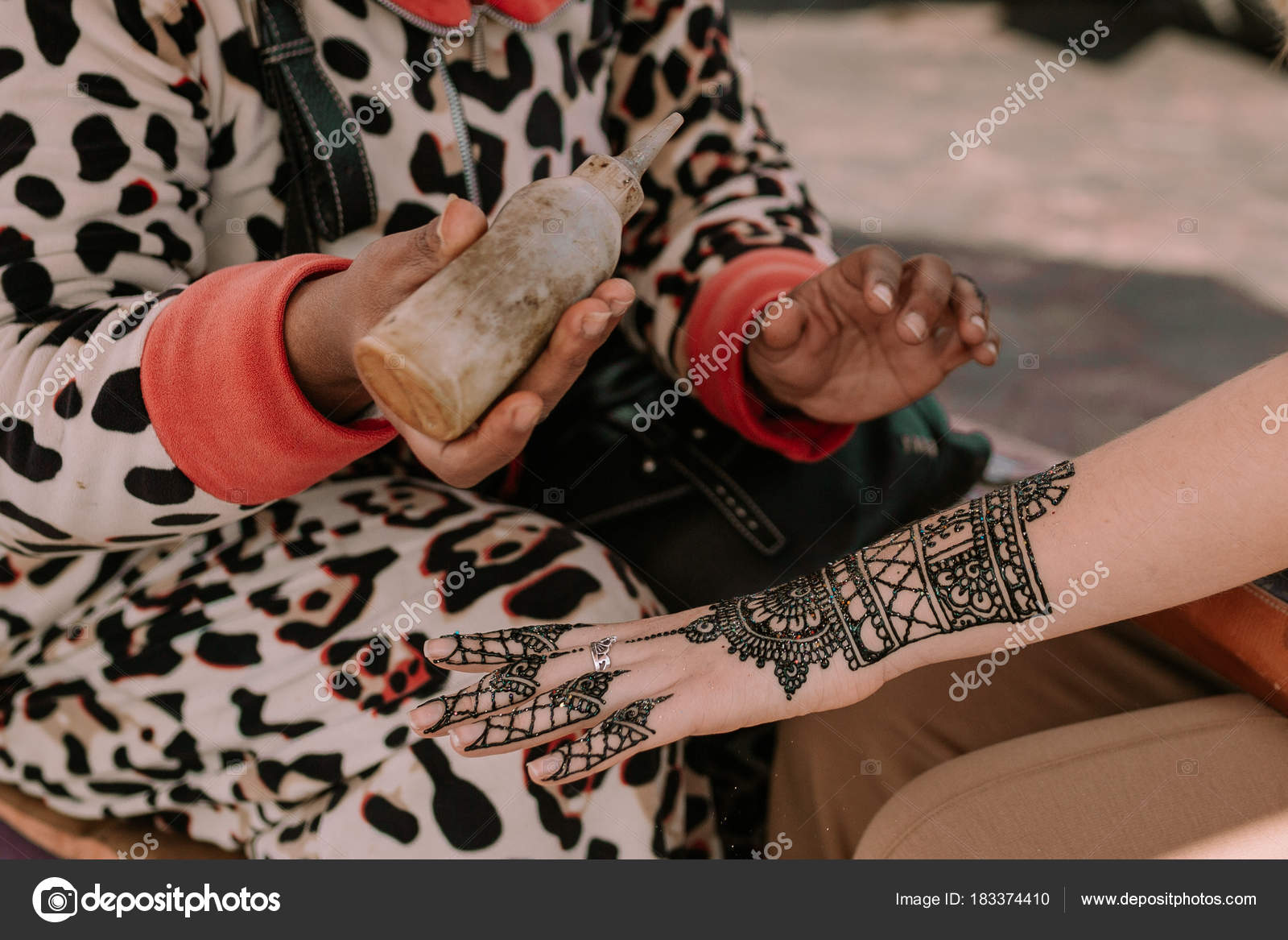 Femme Faisant Tatouage Henné Photographie Juanjegarrido