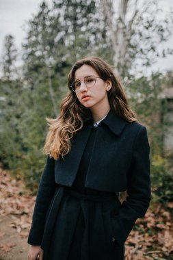 Güzel öğrenci kadın parkta açık havada poz