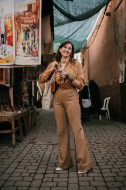 Genç kadın turist bir Müslüman mahallesinde