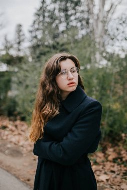 Güzel öğrenci kadın parkta açık havada poz