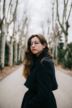 Güzel öğrenci kadın parkta açık havada poz